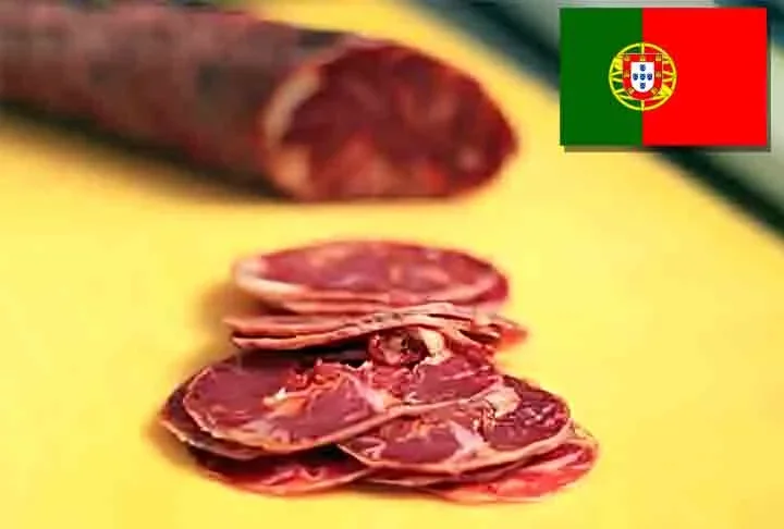 5Âº) Paio de Beja (Portugal) - O processo de defumaÃ§Ã£o dessa linguiÃ§a leva vÃ¡rios dias e Ã© realizado a temperaturas baixas, utilizando madeira de carvalho da regiÃ£o. Ã? frequentemente servido com pÃ£o.