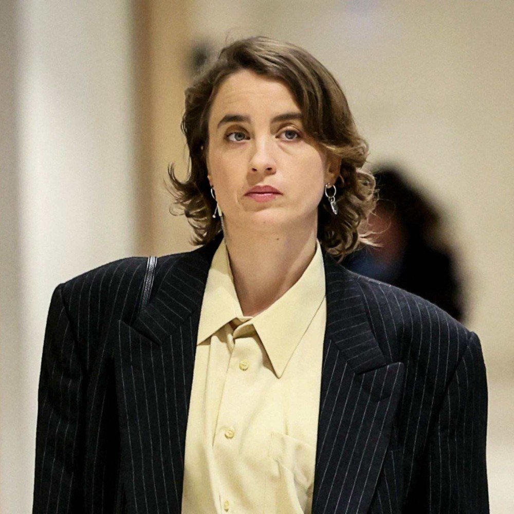Atriz Adèle Haenel chega ao tribunal parisiense onde o cineasta Christophe Ruggia, acusado de abusar sexualmente dela, foi julgado