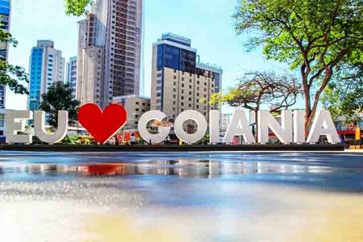 Praça do Sol: Localizada no setor Oeste, a Praça do Sol foi revitalizada em 2014 e é conhecida pelas feiras realizadas aos domingos. Além de seus jardins bem cuidados e estátuas modernas, a praça recebe milhares de pessoas interessadas em compras de artesanatos, comidas típicas e roupas.
