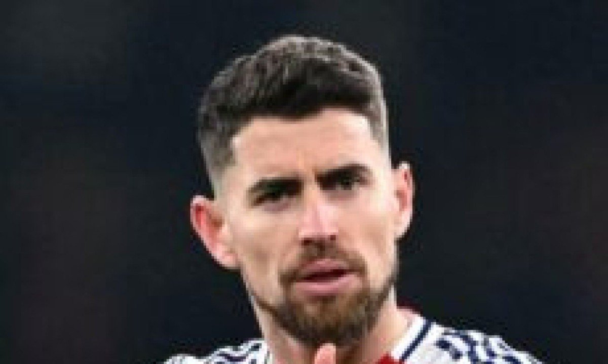  Arsenal's Italian midfielder #20 Jorginho applauds the fans following the UEFA Champions League football match between Arsenal and Dinamo Zagreb at the Emirates Stadium in north London on January 22, 2025. (Photo by JUSTIN TALLIS / AFP)
       -  (crédito:  AFP)