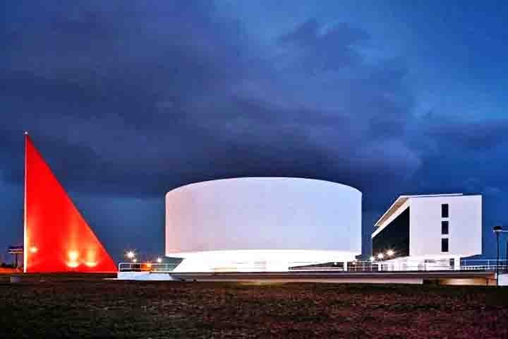 Centro Cultural Oscar Niemeyer: Inaugurado em 2006, o centro é um ícone moderno da cidade, projetado pelo renomado arquiteto Oscar Niemeyer. Com espaços como museus e bibliotecas, o local abriga eventos culturais e exposições artísticas. Recebe cerca de 30 mil pessoas ao ano, entre turistas e moradores.
