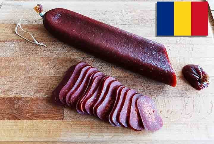 13º) Babic (Romênia) - Popular na região de Eslavônia, no leste do país, é um salame mais seco e curado que utiliza especiarias típicas, como alho, pimenta e páprica (doce ou picante).