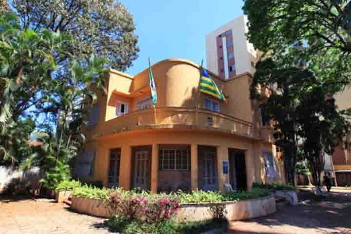 Museu Pedro Ludovico Teixeira: Este museu foi fundado em 1980 na antiga residência do fundador de Goiânia, Pedro Ludovico. Situado no Centro, oferece um mergulho na história da cidade por meio de móveis, documentos e objetos pessoais. Recebe cerca de 8 mil visitantes ao ano, sendo destino frequente de pesquisadores e curiosos.