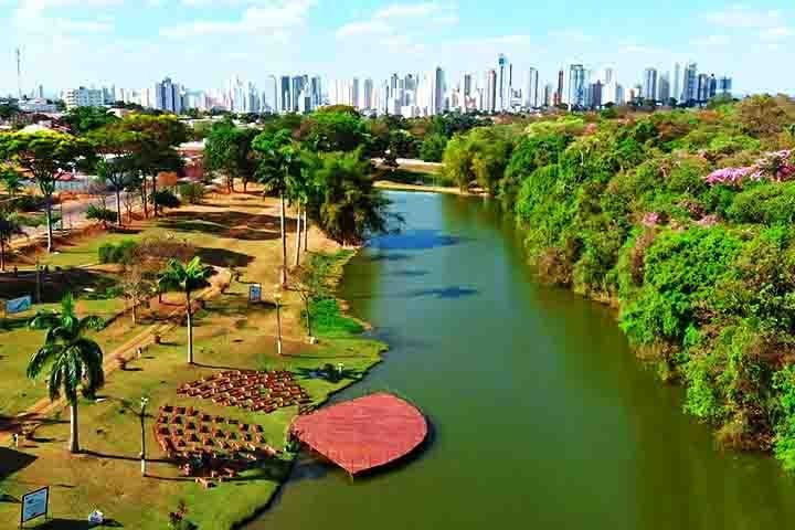 Jardim Botânico: Fundado em 1978, é um dos maiores jardins botânicos da região Centro-Oeste, com mais de 1 milhão de metros quadrados. Localizado no setor Pedro Ludovico, o espaço abriga trilhas ecológicas, lagos e espécies nativas do Cerrado, atraindo cerca de 20 mil visitantes mensais.
