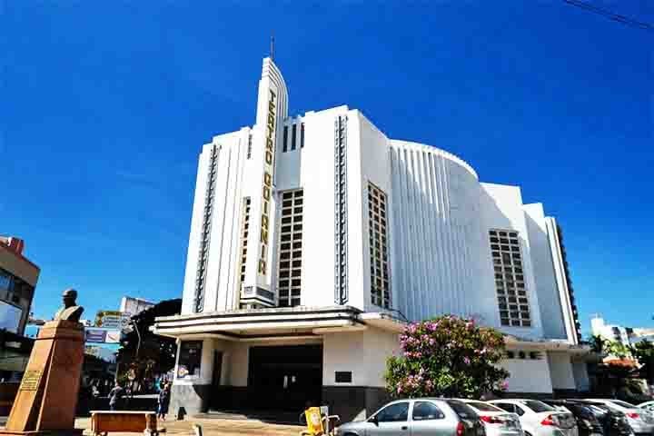 Teatro Goiânia: Inaugurado em 1942 como parte do projeto Art Déco de Goiânia, o teatro é uma das principais casas de espetáculo da cidade. Localizado no centro, recebe peças, concertos e eventos culturais. O movimento anual é de aproximadamente 50 mil espectadores, destacando seu papel na cena cultural da capital.