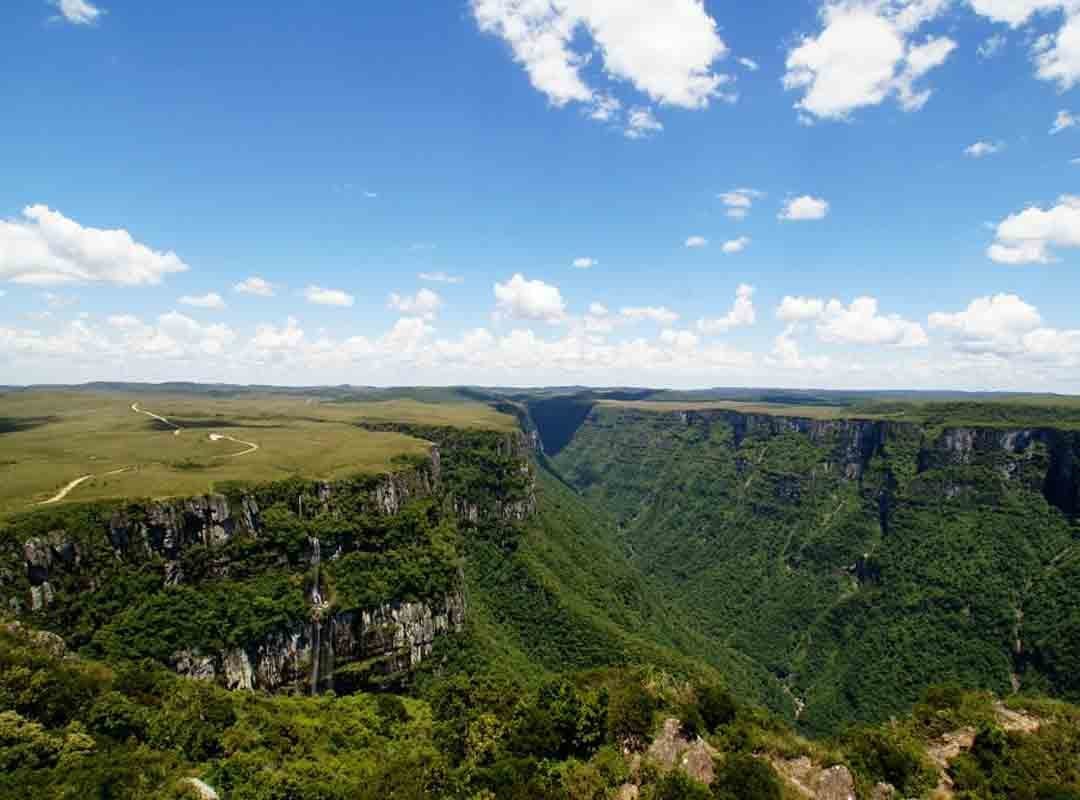 Parque Nacional de Aparados da Serra - Localizada na divisa entre os estados do Rio Grande do Sul e Santa Catarina, o parque abrange uma área de aproximadamente 30 mil hectares e é conhecido por abrigar os famosos cânions Itaimbezinho e Fortaleza, que são os maiores da América do Sul.