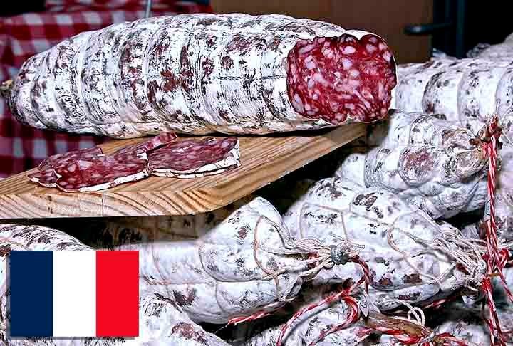 17º) Rosette de Lyon (França) - Original da região de Lyon, é um salame feito com carne de porco moída misturada com gordura, temperada com alho, pimenta-do-reino e, às vezes, noz-moscada.