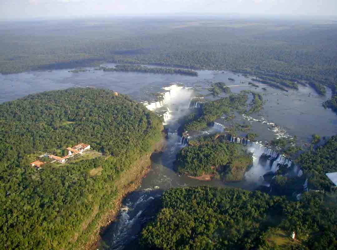 Parque Nacional do Iguaçu, Paraná - O local abriga as famosas Cataratas do Iguaçu, uma das maiores e mais impressionantes quedas d'água do mundo. O parque foi declarado Patrimônio Mundial Natural pela UNESCO em 1986 e é um dos destinos mais procurados por turistas no Brasil.