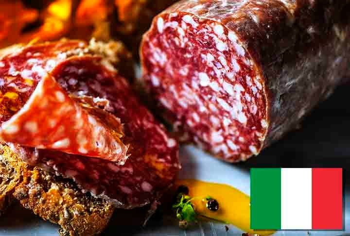 18º) Salame Napoli (Itália) - Tradicional da região de Nápoles, este salame é feito de carne de porco de alta qualidade, misturada com gordura e temperada com sal, pimenta, pimenta-do-reino e, em alguns casos, alho ou vinho.