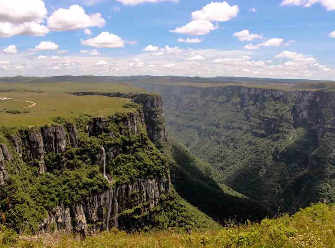 Parque Nacional da Serra Geral, Rio Grande do Sul - Criado em 1992, o parque abrange uma área de aproximadamente 17 mil hectares e faz parte do bioma da Mata Atlântica. O parque é conhecido por abrigar cânions impressionantes, com paredões de até 700 metros de altura!