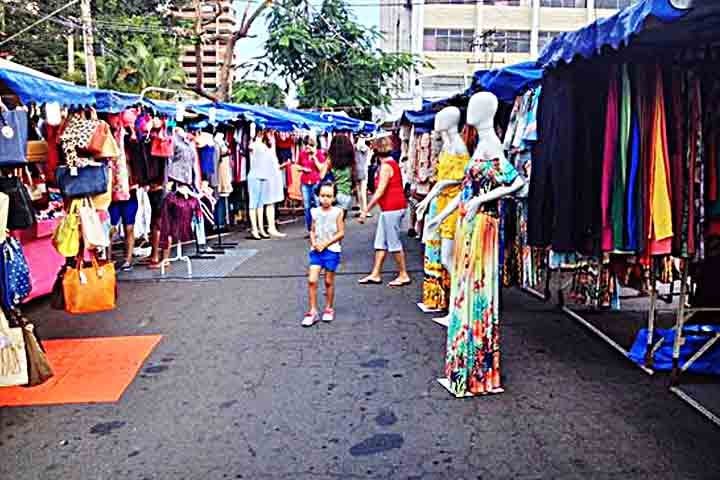Feira do Sol: Criada na década de 1990, essa feira ao ar livre é realizada aos domingos na Praça do Sol, no Setor Oeste. É famosa pelo artesanato local, roupas e joias artesanais. Com cerca de 8 mil visitantes semanais, é um ponto importante da cultura local.
