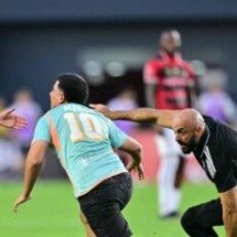 Fã invade campo para abraçar Messi e dá ‘olé’ em segurança particular do craque - No Ataque Internacional
