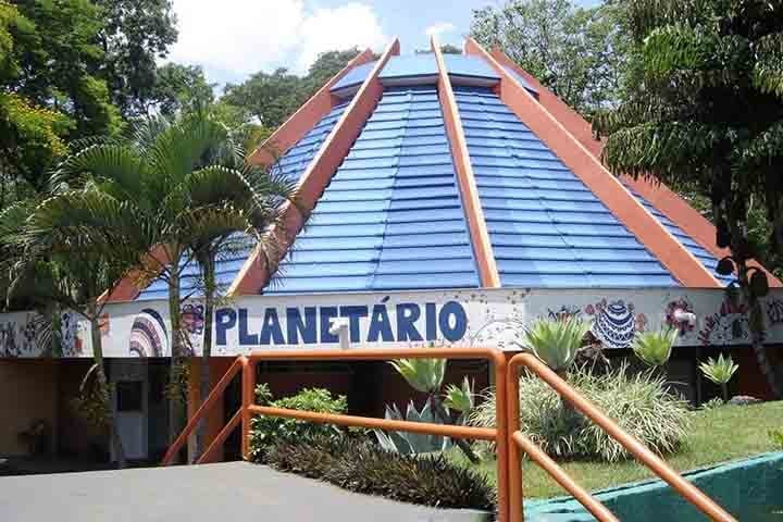 Planetário de Goiânia: Fundado em 1970 no campus da UFG, oferece experiências imersivas em astronomia, com apresentações didáticas e interativas. O espaço recebe cerca de 500 visitantes por mês, incluindo escolas e famílias interessadas em aprender sobre o universo.
