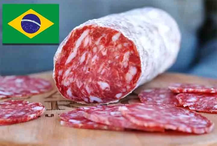 Original da Itália, o salame Zampa Grigia é caracterizado por sua textura macia e sabor intenso, resultante do processo de cura e secagem, que pode durar vários meses. 