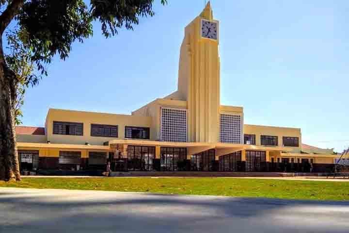 Estação Ferroviária: Construída em 1950 como parte da expansão ferroviária, a estação foi restaurada e se tornou um ponto cultural e histórico. Localizada no Centro, abriga exposições temporárias e eventos. O local é visitado por cerca de 3 mil pessoas mensais.
