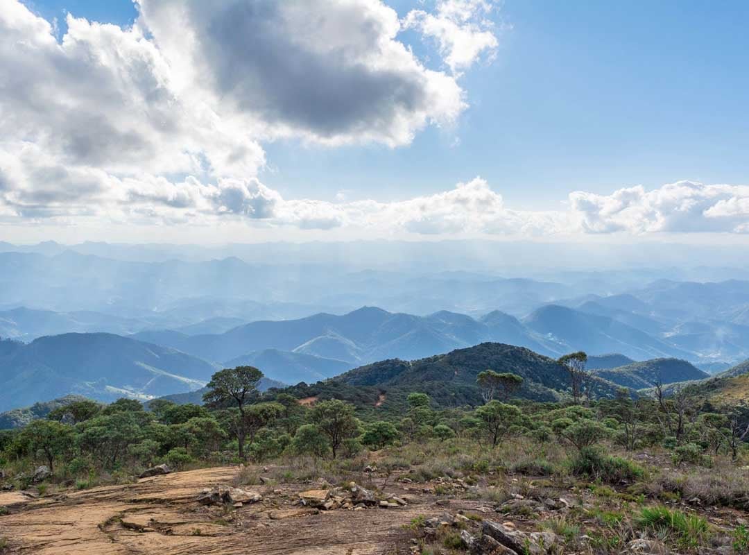 Parque Nacional do Caparaó - Localizada na divisa entre os estados de Minas Gerais e Espírito Santo, o parque é conhecido por abrigar o Pico da Bandeira, o terceiro ponto mais alto do Brasil, com 2.892 metros de altitude.