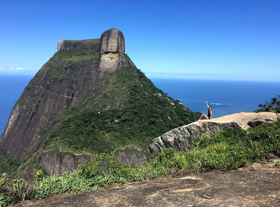 Parque Nacional da Tijuca, Rio de Janeiro - Com uma área de aproximadamente 3.956 hectares, a Floresta da Tijuca é considerada uma das maiores florestas urbanas do mundo. O Pico da Tijuca, com 1.021 metros de altitude, e o Pico do Papagaio, com 989 metros, oferecem vistas panorâmicas da cidade e da Baía de Guanabara.