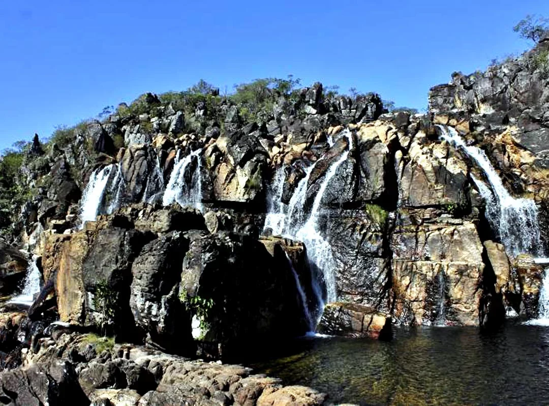 Parque Nacional da Chapada dos Veadeiros, Goiás - Criado em 1961 e declarado Patrimônio Mundial Natural pela UNESCO em 2001, o parque abrange uma área de cerca de 65 mil hectares e é conhecido por suas paisagens de cerrado, formações rochosas, cachoeiras, cânions e rica biodiversidade.