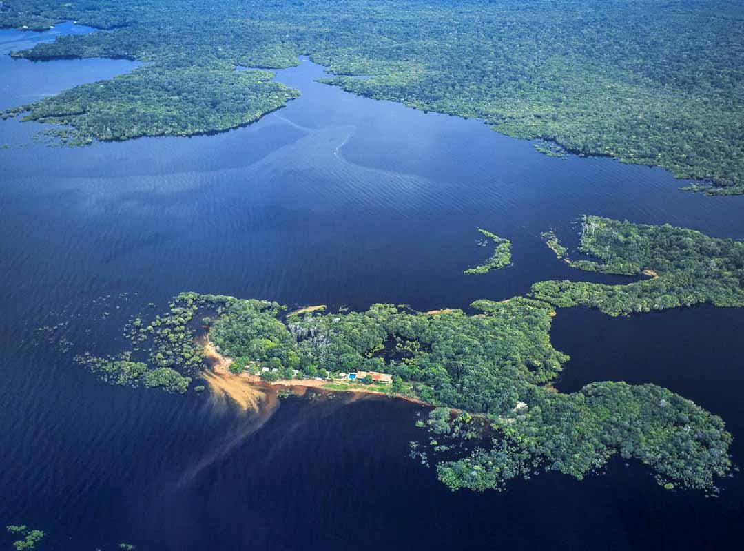 Parque Nacional de Anavilhanas, Amazonas - Localizado no coração da Amazônia brasileira, esse parque é conhecido por abrigar o maior arquipélago fluvial do mundo, composto por mais de 400 ilhas durante a estação seca e mais de 1.000 ilhas durante a estação chuvosa, formando um labirinto natural impressionante.