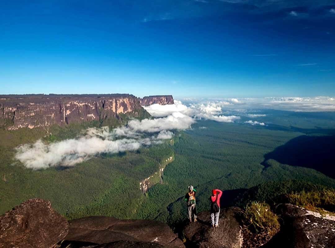 Parque Nacional do Monte Roraima, Roraima - O parque é conhecido por abrigar o famoso Monte Roraima, um platô de arenito com topo plano que tem 2.810 metros de altura. É um dos destinos turísticos mais famosos do Brasil.
