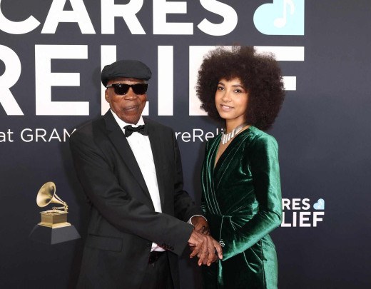 Milton Nascimento e Esperanza Spalding no tapete vermelho do Grammy -  (crédito: Matt Winkelmeyer / Getty via AFP)