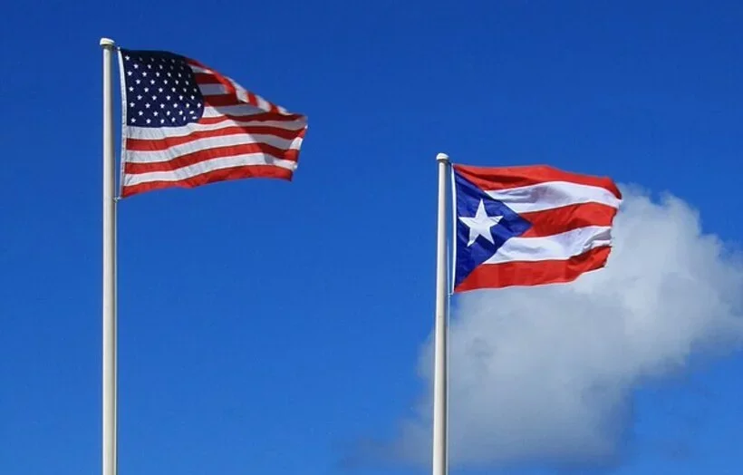 Os pouco mais de 3,2 milhões de habitantes de Porto Rico têm passaporte americano, podem transitar livremente entre a ilha e o país, mas não têm direito a voto na eleição presidencial dos Estados Unidos. O território possui bandeira própria e com ela compete nos Jogos Olímpicos, por exemplo. 
