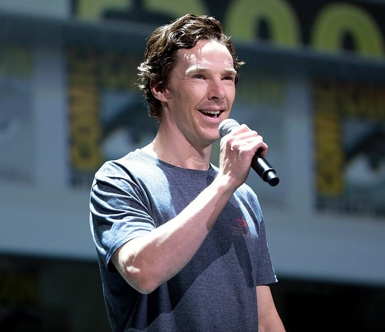 Além de seu talento como ator, Cumberbatch também é conhecido por seu engajamento em questões sociais, como igualdade de gênero e liberdade de expressão, e também tem apoiado organizações de caridade e de ajuda humanitária.