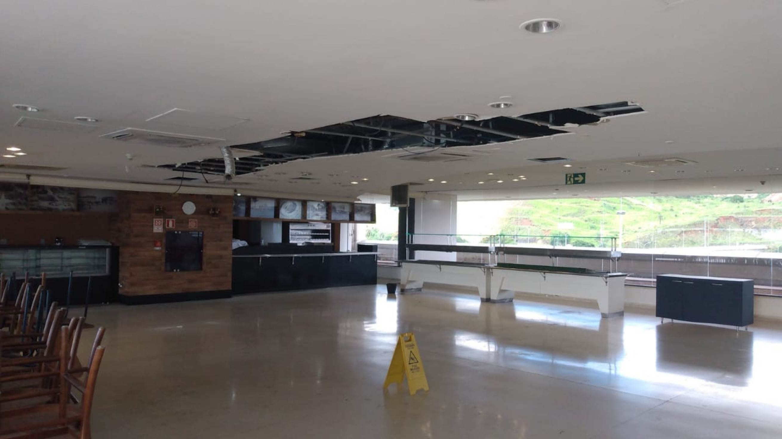 Servidores associam forro quebrado à chuva, e Seplag alega manutenção