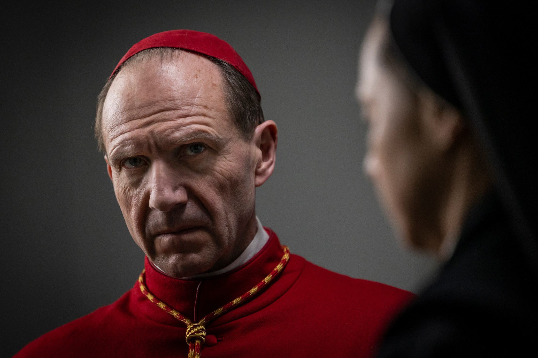 'Conclave' (EUA e Reino Unido) é dirigido por Edward Berger. Com Ralph Fiennes (foto), Stanley Tucci, Isabella Rossellini e John Lithgow. Indicado a oito Oscars em 2025. Com a morte do papa, o cardeal Lawrence questiona a própria fé, enquanto conduz a escolha do novo pontífice, enfrentando intrigas, guerra política de líderes católicos, corrupção e os bastidores profanos do Vaticano.
-Diamond Films/divulgação