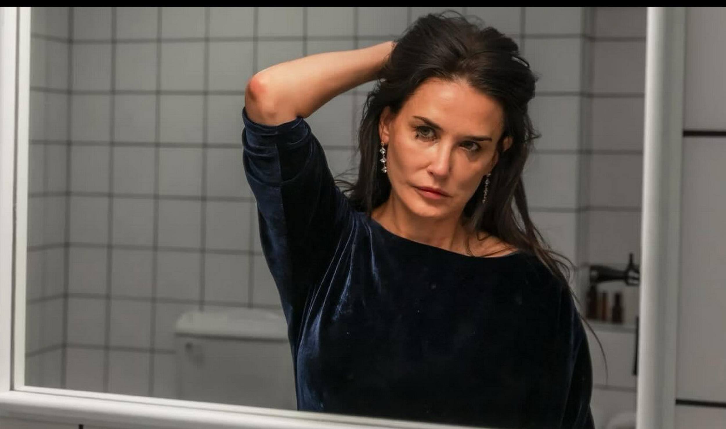 'A substância' (EUA, França, Reino Unido e Irlanda do Norte) é dirigido por Coralie Fargeat. Com Demi Moore (foto), Margaret Qualley e Dennis Quaid. Indicado a cinco Oscars. Considerada velha, atriz famosa é demitida de programa de TV. Deprimida, submete-se a tratamento que lhe promete a versão mais jovem de si mesma, por meio de droga clandestina de replicação celular. Nesse processo, a ex-estrela vive momentos de terror.
-Mubi/divulgação