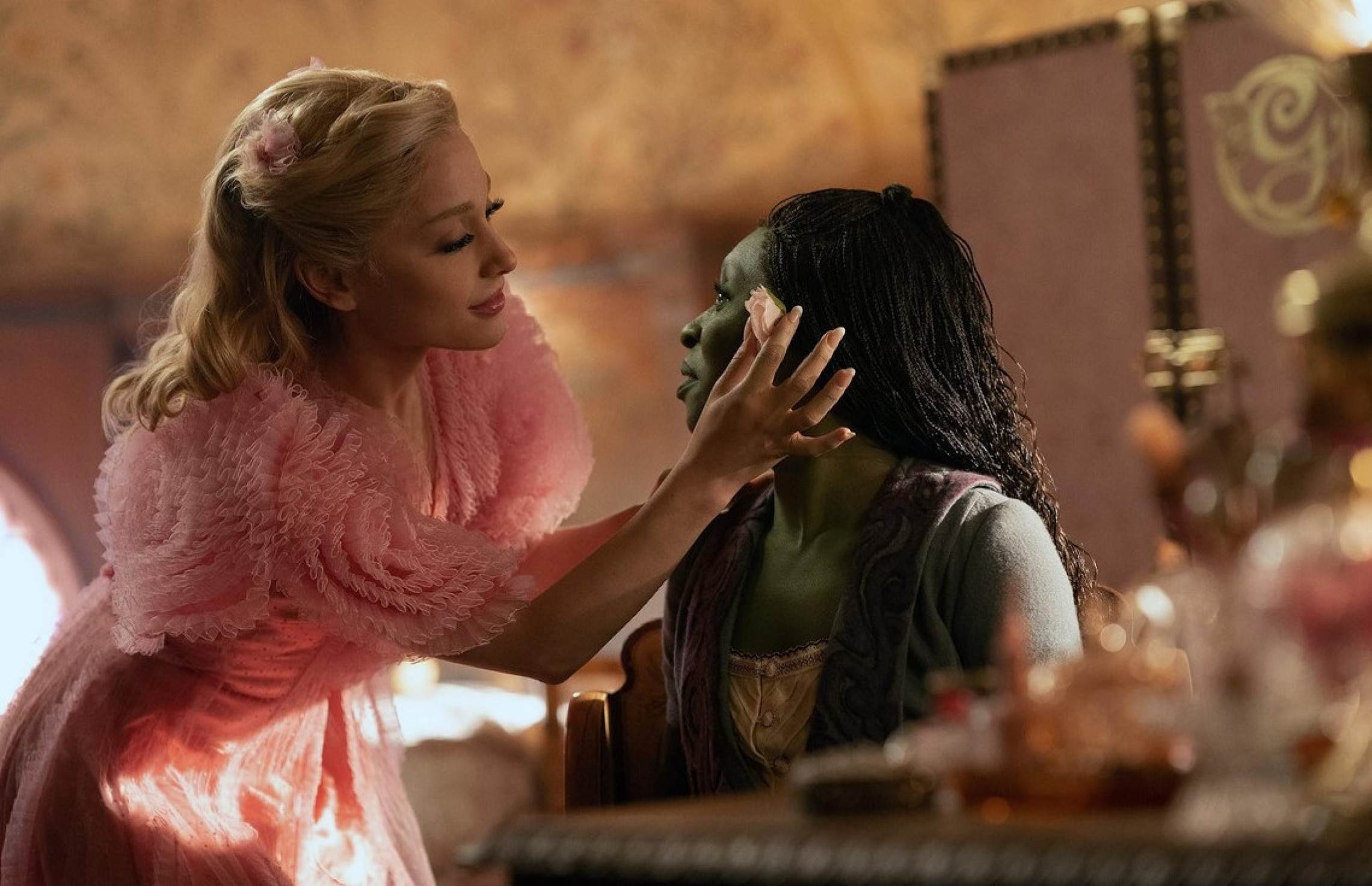 'Wicked' (EUA) é dirigido por Jon M. Chu. Com Ariana Grande e Cynthia Erivo (foto), Jeff Goldblum e Michelle Yeoh. Indicado a 10 Oscars em 2025. Moça incompreendida, vítima de preconceito por causa da cor de sua pele, torna-se a Bruxa Má do Oeste. Na universidade, ela fica amiga da Bruxa Boa do Sul, loira seduzida pelo desejo de popularidade e poder. Porém, esta amizade enfrenta desafios diante dos valores que cada uma delas cultiva.

- Universal Pictures/divulgação