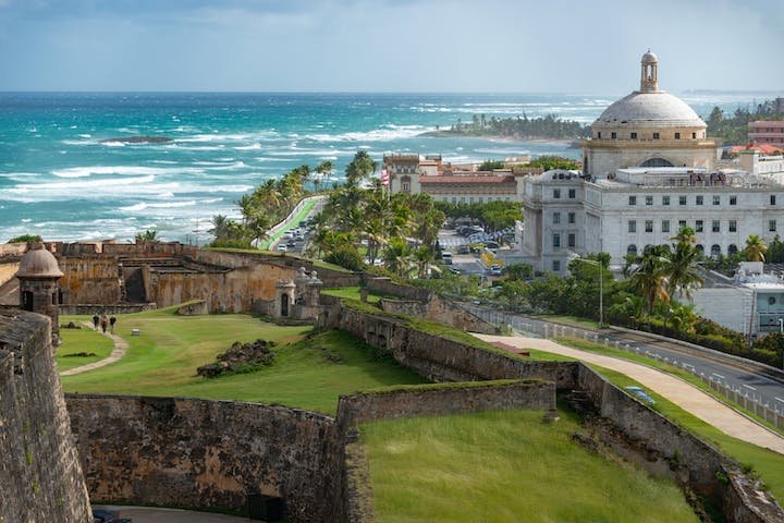 Porto Rico foi colônia da Espanha por quatro séculos. Como consequência da Guerra Hispano-Americana, o território acabou cedido aos Estados Unidos. Assim, espanhol e inglês são as línguas oficiais da ilha.
