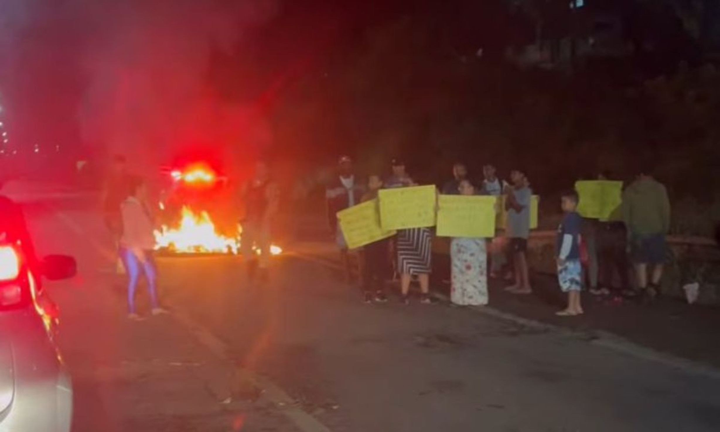 Manifestantes pedem agilidade em obras na via, para que alagamentos sejam evitados nas comunidades no entorno da BR-040 Manifestantes pedem agilidade em obras na via, para que alagamentos sejam evitados nas comunidades no entorno da BR-040
