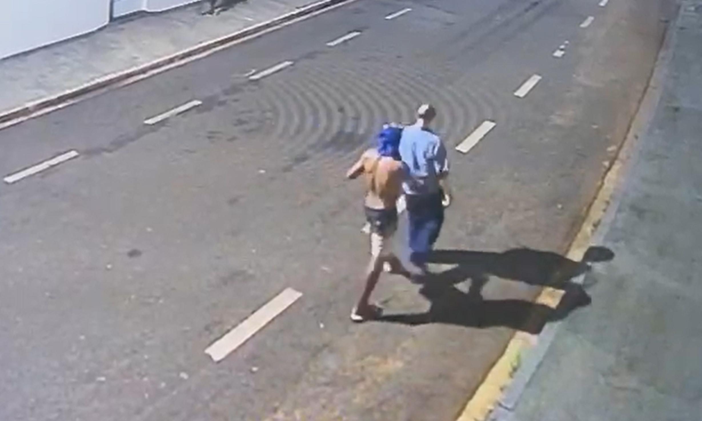 Idoso é enforcado e assaltado por trio em Minas; veja o vídeo