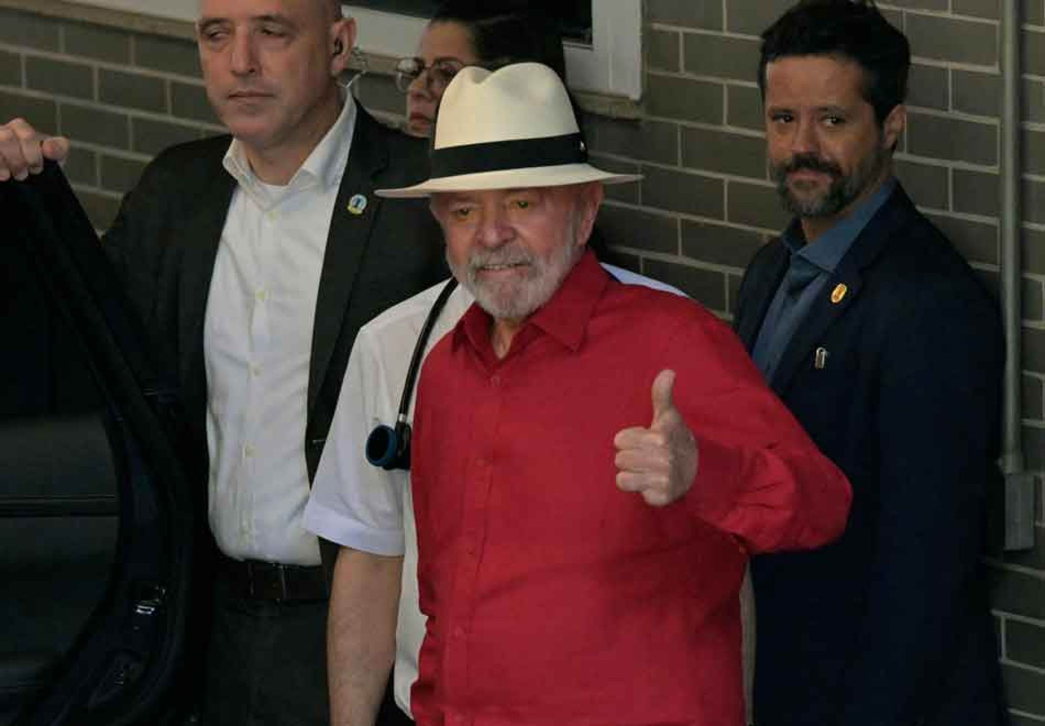 Lula mantém favoritismo com a oposição dividida