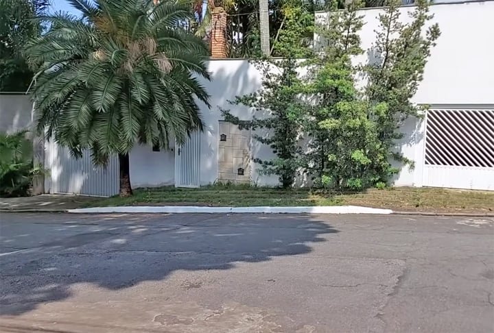 Os autores foram os irmãos Daniel e Cristian Cravinhos a mando da filha do casal, Suzane von Richthofen. O crime ocorreu na casa da família, no Brooklin, zona sul de São Paulo.