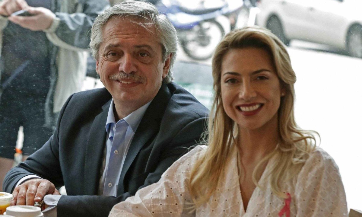 Alberto Fern&aacute;ndez alega inoc&ecirc;ncia, mas advogados de sua ex-companheira, Fabiola Y&aacute;&ntilde;ez, tem imagens dos hematomas da mulher -  (crédito: ALEJANDRO PAGNI / AFP)