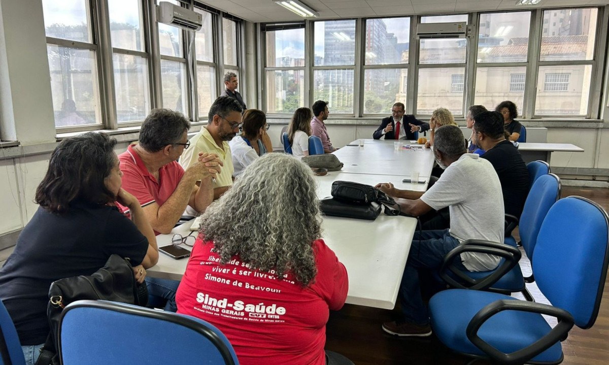 Reunião com trabalhadores do Hospital Maria Amélia Lins, sindicatos da categoria e diretor do Complexo Hospitalar de Urgência da Fhemig aconteceu nesta terça-feira (4) na Superintendência Regional do Trabalho e Emprego em Minas Gerais -  (crédito: Bel Ferraz/EM/D.A Press)