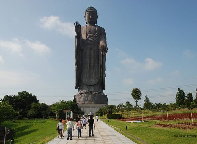 Ushiku Daibutsu (Japão) - 120m -  Fica em Ushiku, Ibaraki. Construída em 1993. Feita de aço coberta por bronze. Foi construída para comemorar o nascimento de Shinran, fundador do Jodo Shinshu ou 