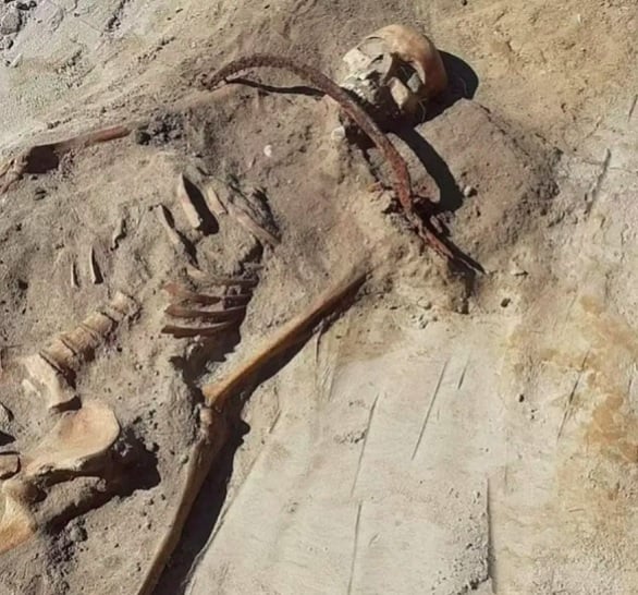Foice no pescoço e cadeado no pé: arqueólogos descobrem 