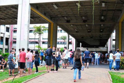 Câmpus Pampulha da UFMG em dia de provas do Enem: processo dividirá espaço com a seleção seriada e outros métodos já adotados pela instituição
 -  (crédito: Ramon Lisboa/EM/D.A Press – 5/11/17)