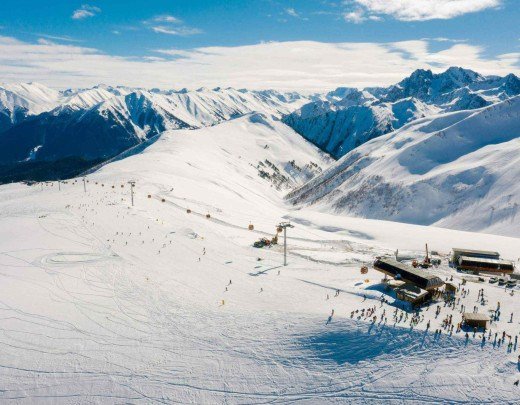 Vídeo: esquiador é arrastado por avalanche e final surpreende
