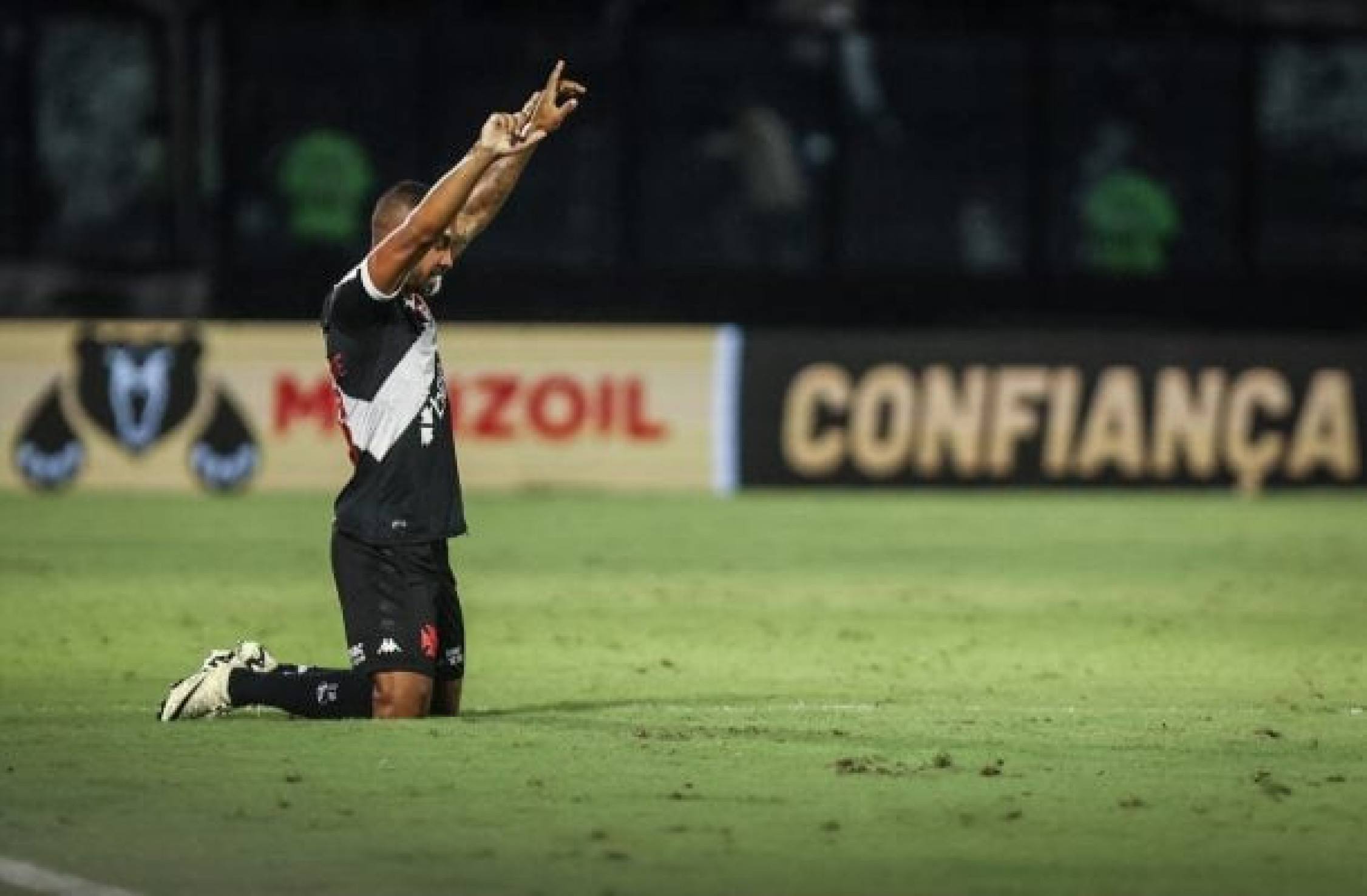 Vasco divulga relacionados para duelo contra o Fluminense