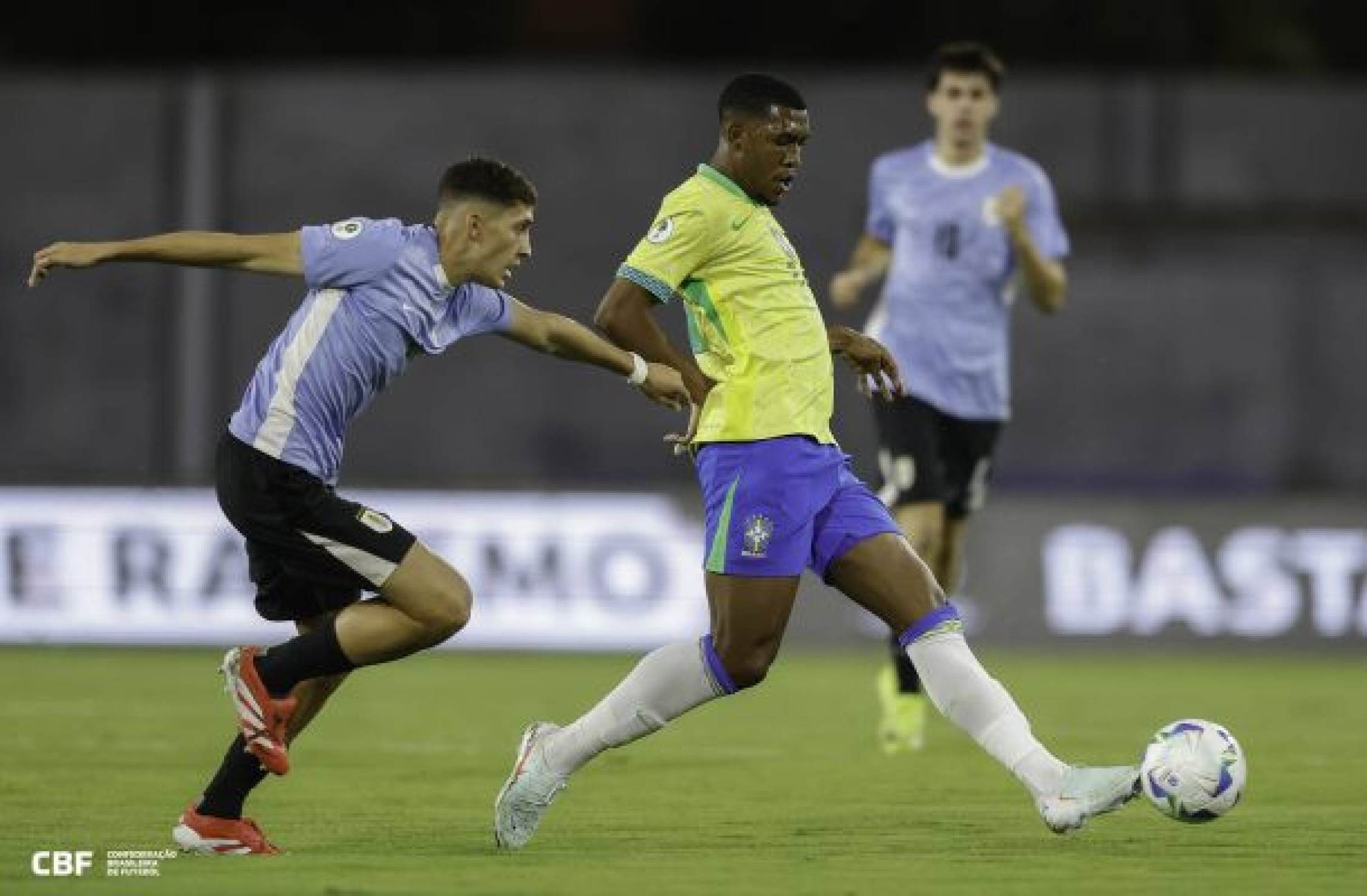 Com um a menos, Brasil vence o Uruguai pela fase final do Sul-Americano Sub-20