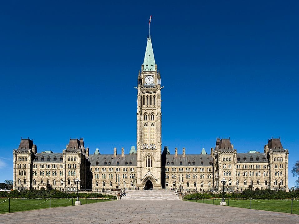 Capital do CanadÃ¡, Ottawa combina histÃ³ria e modernidade com atraÃ§Ãµes como o Parlamento, museus nacionais e o Canal Rideau. A cidade tambÃ©m Ã© conhecida por sua qualidade de vida e atmosfera multicultural.
