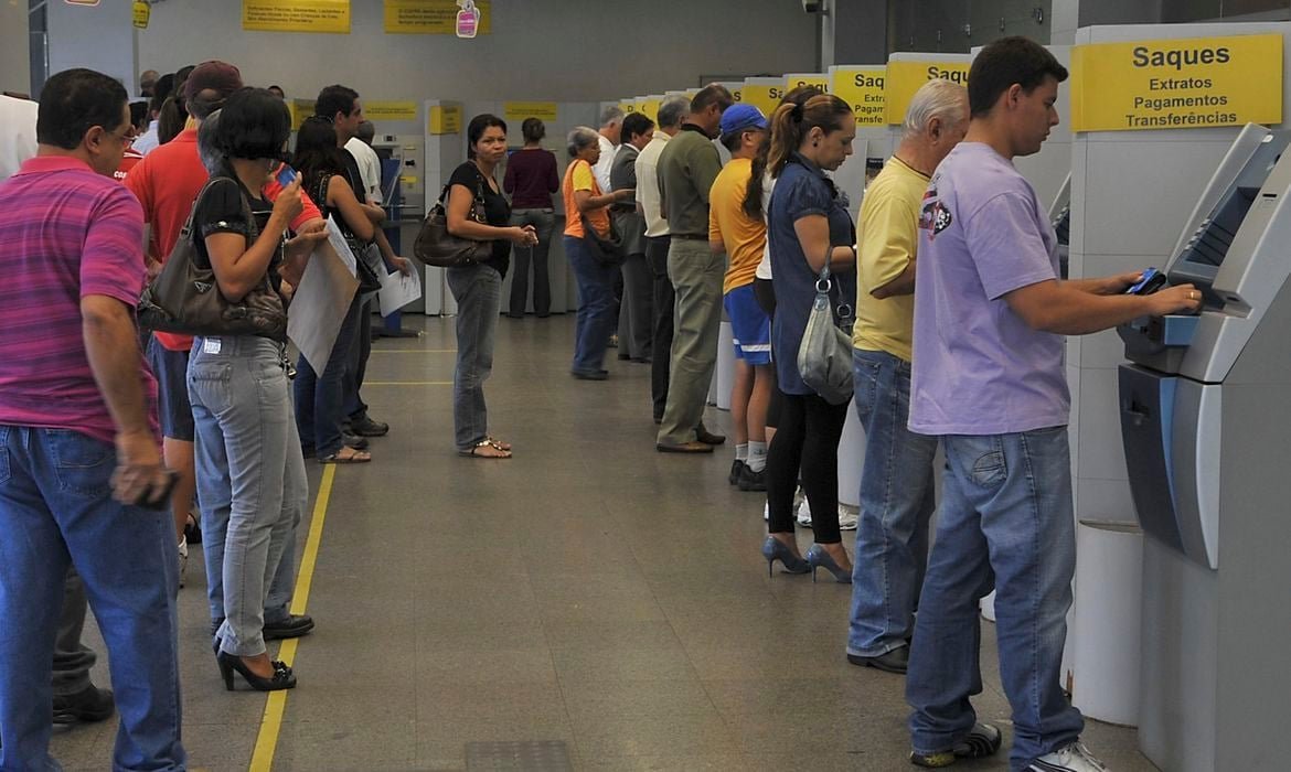 O envio dos dados deveria ser feito pelas instituições financeiras e operadoras de cartão de crédito semestralmente, respeitando o limite de valores estabelecido para pessoas físicas e jurídicas. 
