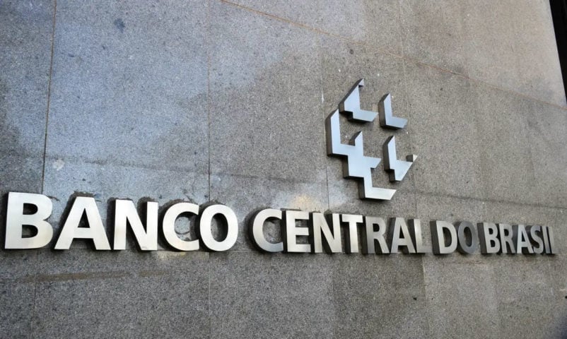 Embora o Pix tenha um mecanismo de rastreio chamado Dict, que reúne informações das contas transacionais, como CPF e CNPJ, a trilha do dinheiro desaparece após um determinado número de transferências (isso varia de banco a banco) por limitações computacionais.


