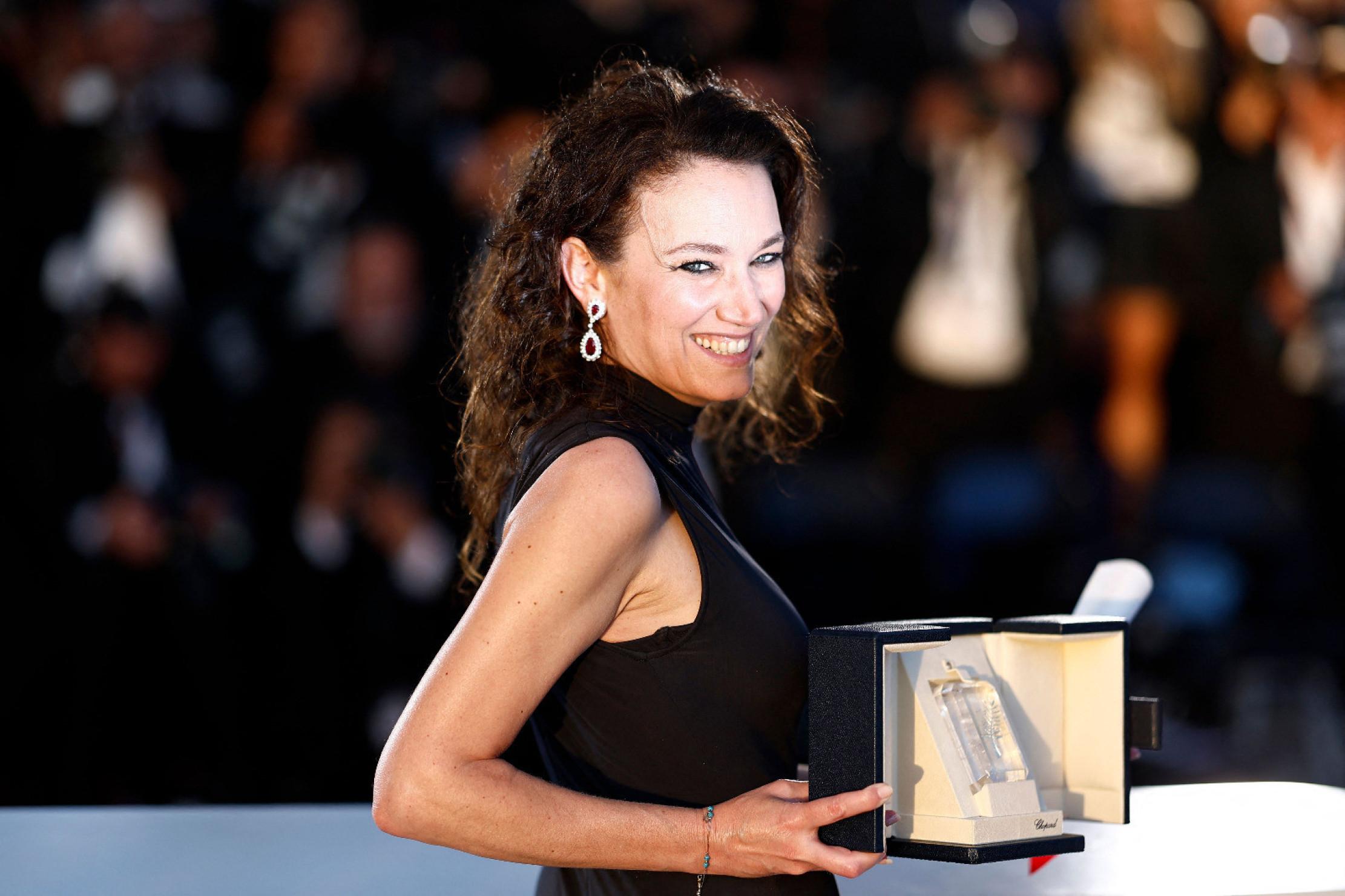 Também roteirista, a francesa Coralie Fargeat, de 48 anos, foi a única mulher na disputa pela estatueta de Melhor Direção. O filme "A substância", nomeado a cinco Oscars em 2025, conta a história de atriz famosa considerada velha, demitida da TV. Deprimida, submete-se a tratamento que lhe promete a versão mais jovem de si mesma, por meio de droga clandestina de replicação celular, e vive momentos de terror. Em 2024, Coralie ganhou o prêmio de Melhor Roteiro no Festival de Cannes (foto) por "A substância".
-Sameer Al-Doumy/AFP