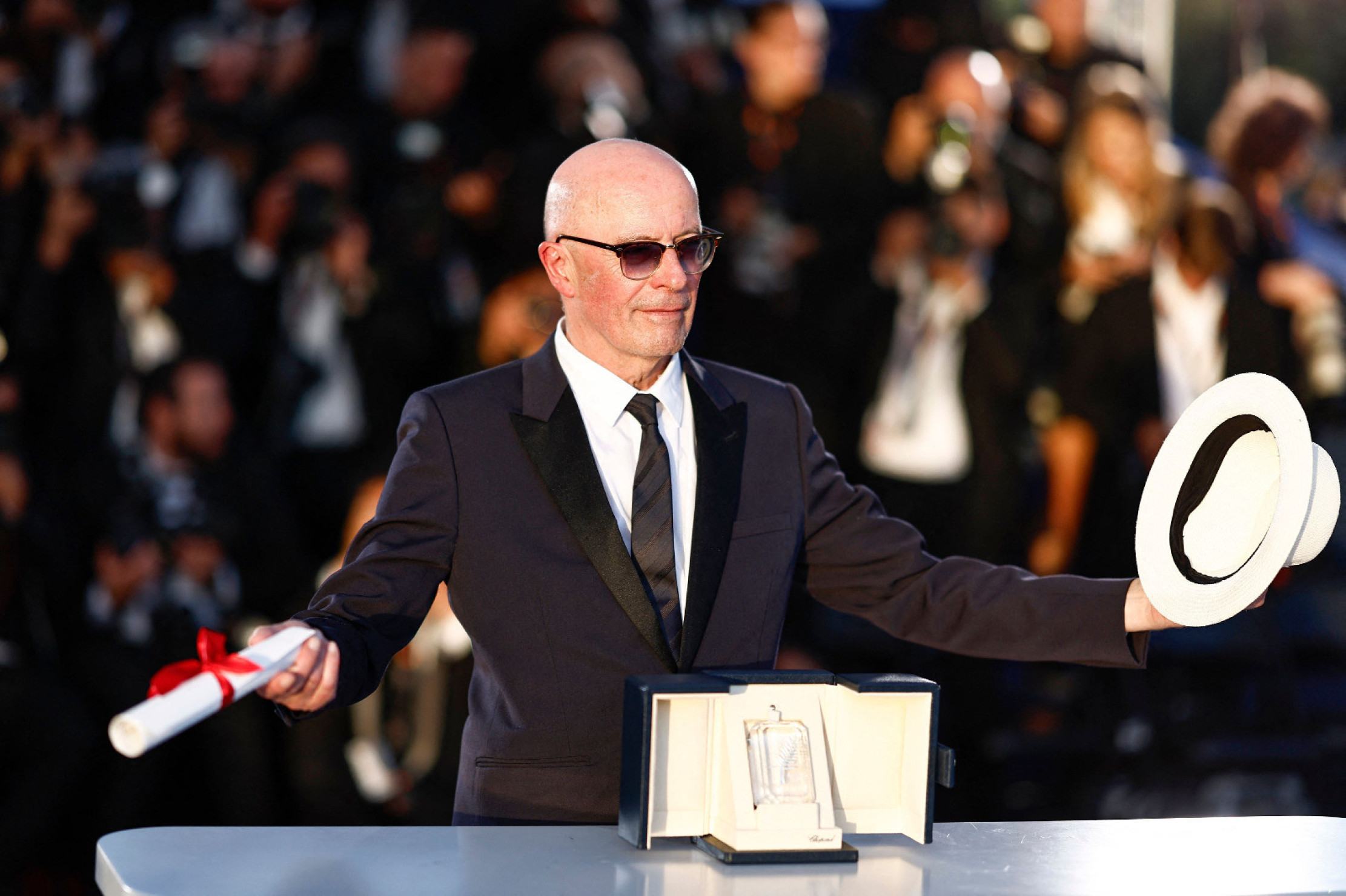 O francês Jacques Audiard, de 72 anos, assina "Emilia Pérez", que recebeu o maior número de nomeações (13) ao Oscar 2025
em 2025. Falado em espanhol, o filme conta a história de chefão de um cartel mexicano do crime que decide se aposentar, sumir do radar das autoridades e de seu mundo. O que ele deseja, na realidade, é se assumir como Emilia Pérez, sua verdadeira identidade transexual. Audiard recebeu quatro Globos de Ouro por "Emilia", além do Prêmio do Júri em Cannes (foto). Roteirista e cineasta, o francês já ganhou vários César em seu país e a Palma de Ouro em Cannes por "Deepan" (2015). 
-Etienne Laurent/AFP