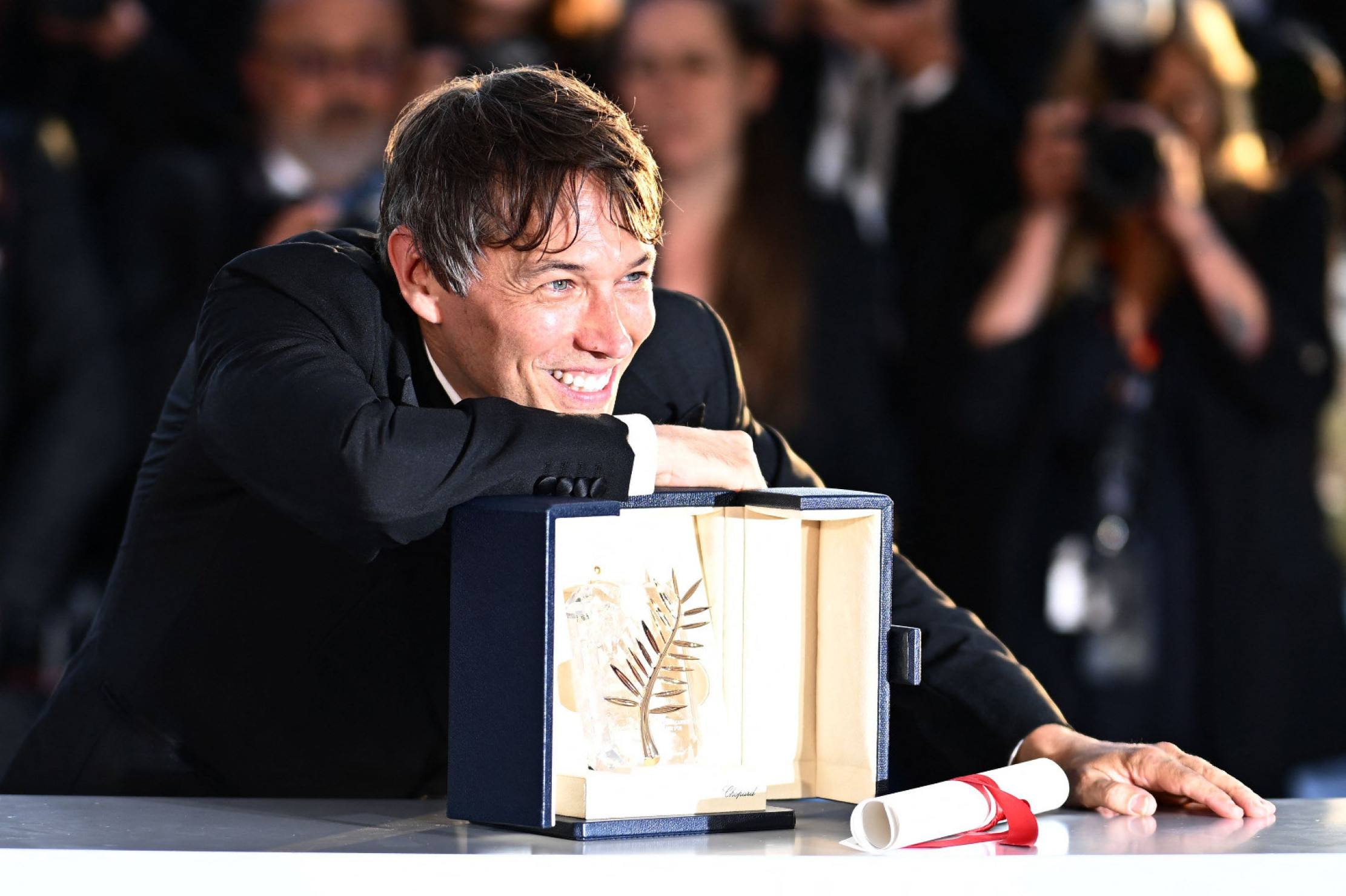 O americano Sean Baker, de 53 anos, vencedor do Oscar de Melhor Direção assina "Anora", indicado a seis Oscars em 2025. O filme conta a história de Anora, jovem profissional do sexo que trabalha em Nova York. Ela se casa com o filho de um oligarca russo, mas os pais dele desaprovam o relacionamento e viajam aos EUA para cancelar o casamento. Em 2024, o longa de Baker levou a Palma de Ouro em Cannes (foto).

-Loic Venance/AFP